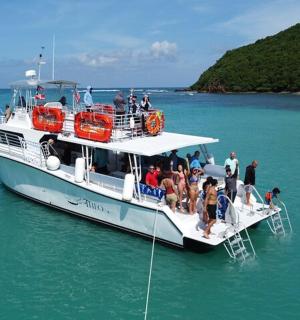 一群人在水中的船上