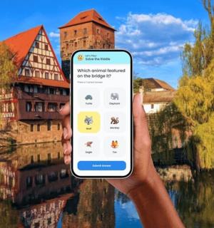 一个人在建筑物前举着手机