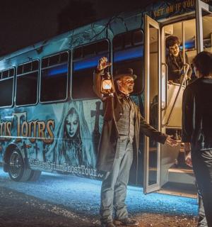 一群人站在公共汽车前