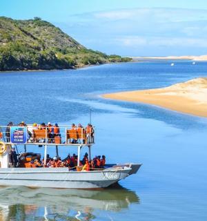 一群人在水中的船上