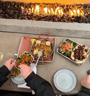 一群人围坐在桌边吃饭