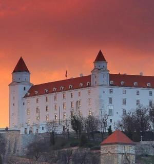 山顶上的城堡，夕阳西下