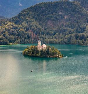 malý ostrov uprostřed jezera