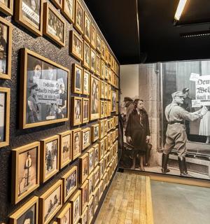 一群人正在看墙上的图画