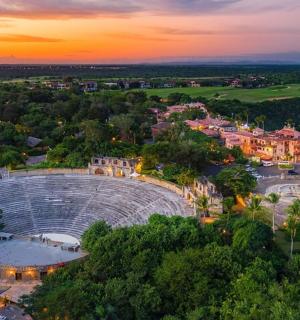 מבט אווירי על אתר נופש עם בניין
