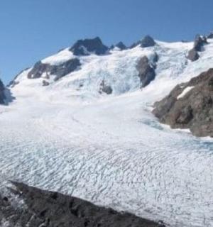 一座白雪覆盖、雪上有痕迹的山