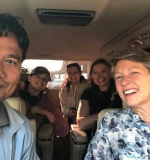 一群人坐在车里