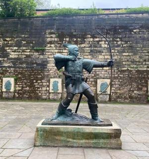 手持弓箭的男子雕像