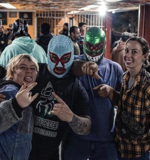 un grup de persones dempeus en una multitud