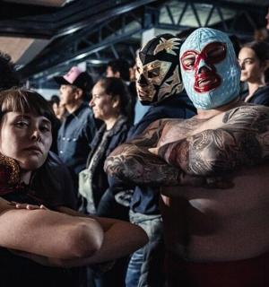 мушкарац са маском и жена у гомили