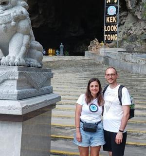 رجل وامرأة يقفان أمام تمثال