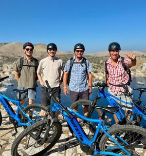 skupina mužů stojících vedle svých kol