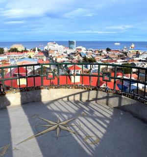 从一座有星星的桥上俯瞰城市