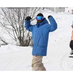 一名男子站在雪地里,双臂高举