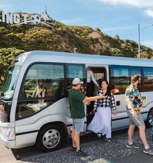 一群人站在公交车外面