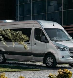 一辆白色货车停在一栋建筑物前