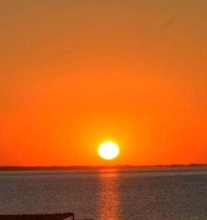 水面上的橙色日落