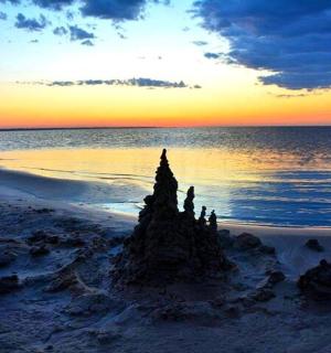 日落时分海滩上的沙堡