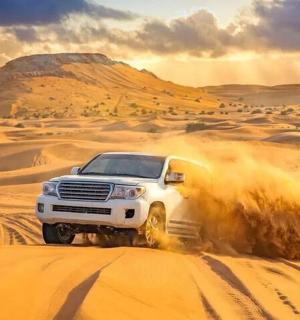 kamion jedoucí v písku v poušti