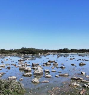 velká vodní plocha s kameny v ní