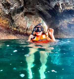 inimene vees mobiiltelefoniga rääkides