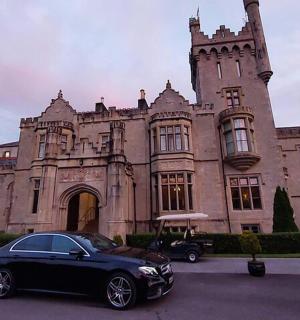 černé auto zaparkované před budovou