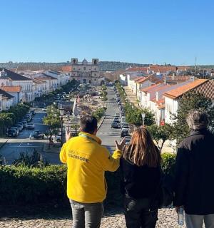 三个人站在山上望着一座城市