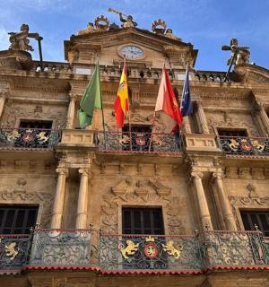 budynek z flagami na szczycie