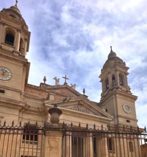 duży budynek z wieżą zegarową na szczycie