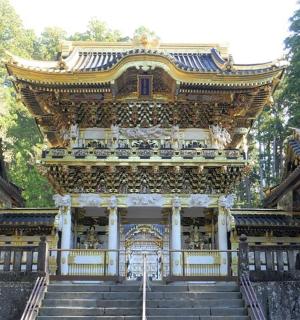 一座前面有楼梯的大楼