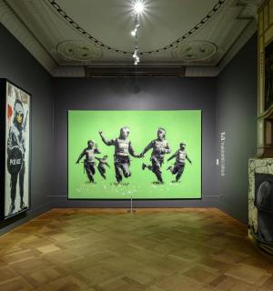 墙上贴满海报的博物馆房间