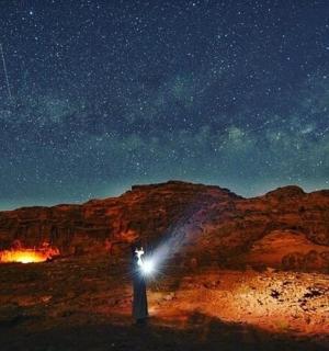 světlo uprostřed pouště v noci