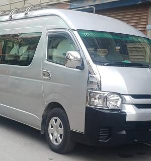 一辆银色货车停在路边