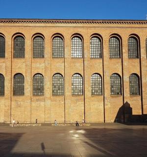 velká cihlová budova s mnoha okny