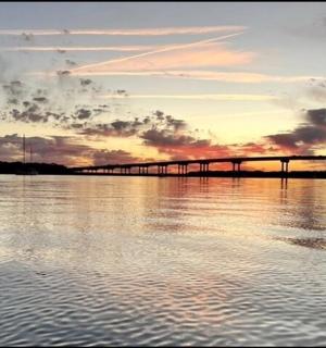 日落时分，横跨水面的一座桥