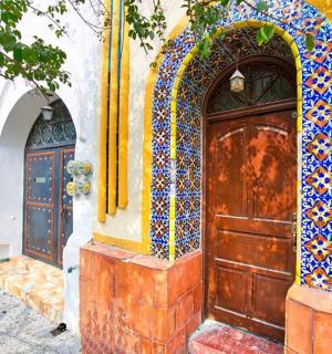 一栋门上有马赛克图案的建筑