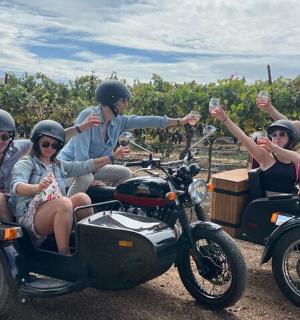 一群人骑着一辆带边车的摩托车