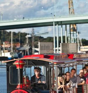 一群人乘坐小火车