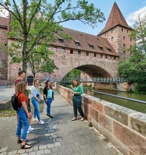 一群人站在城堡前的桥上