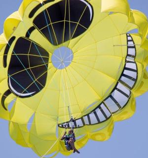 žlutý horkovzdušný balón letící na obloze