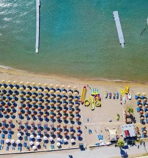 一群人的海滩俯视图