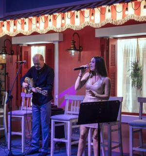 一男一女在麦克风前唱歌