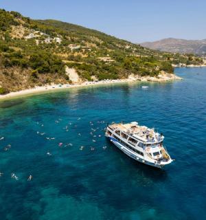 海滩边水中的一艘船