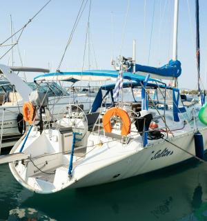 一艘白色的船停靠在水中