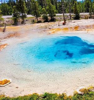 modrá kaluž vody uprostřed pole