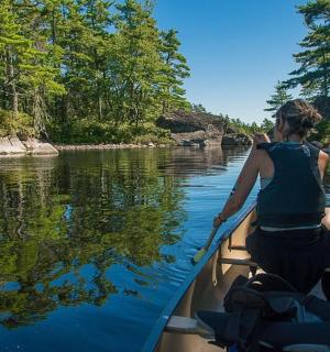 一名女子正在河上划船