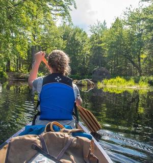 河上独木舟上的人