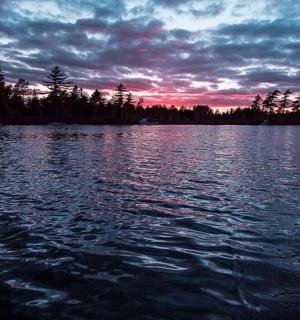 日落时分的水域景色