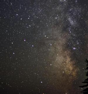 繁星点点的夜空,还有银河