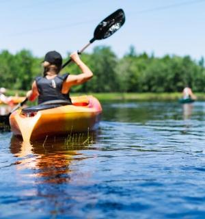 一名女子正在湖上划皮划艇